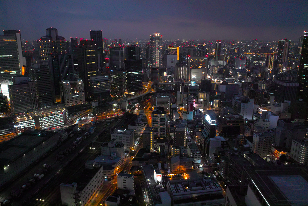 夕暮れのビル街