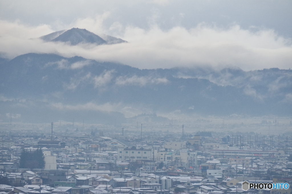 霧がかる町