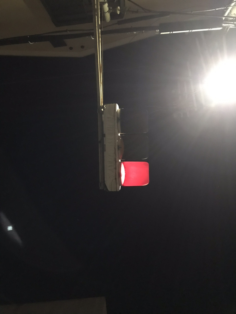 真夜中の信号機を下から見上げる