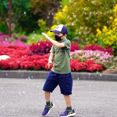 シャボンん玉に遊ぶ。