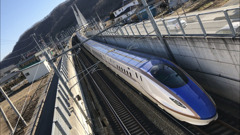 E7系とハープ橋