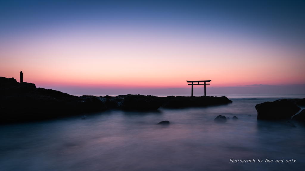 神磯の鳥居　朝景