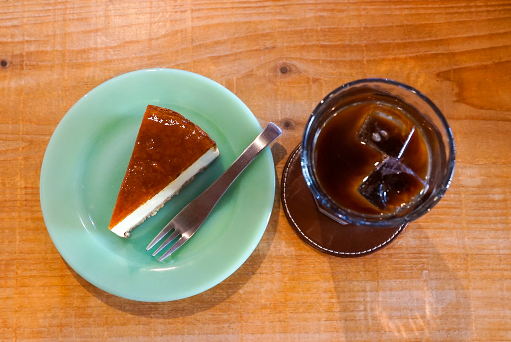 チーズケーキとアイスカフェラテ