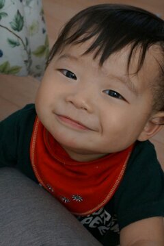 つかまり立ちが出来るのが嬉しくて