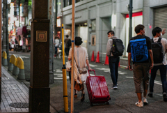 赤いトランクゴロゴロ