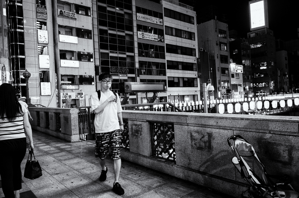 道頓堀橋上で一服