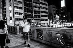 道頓堀橋上で一服