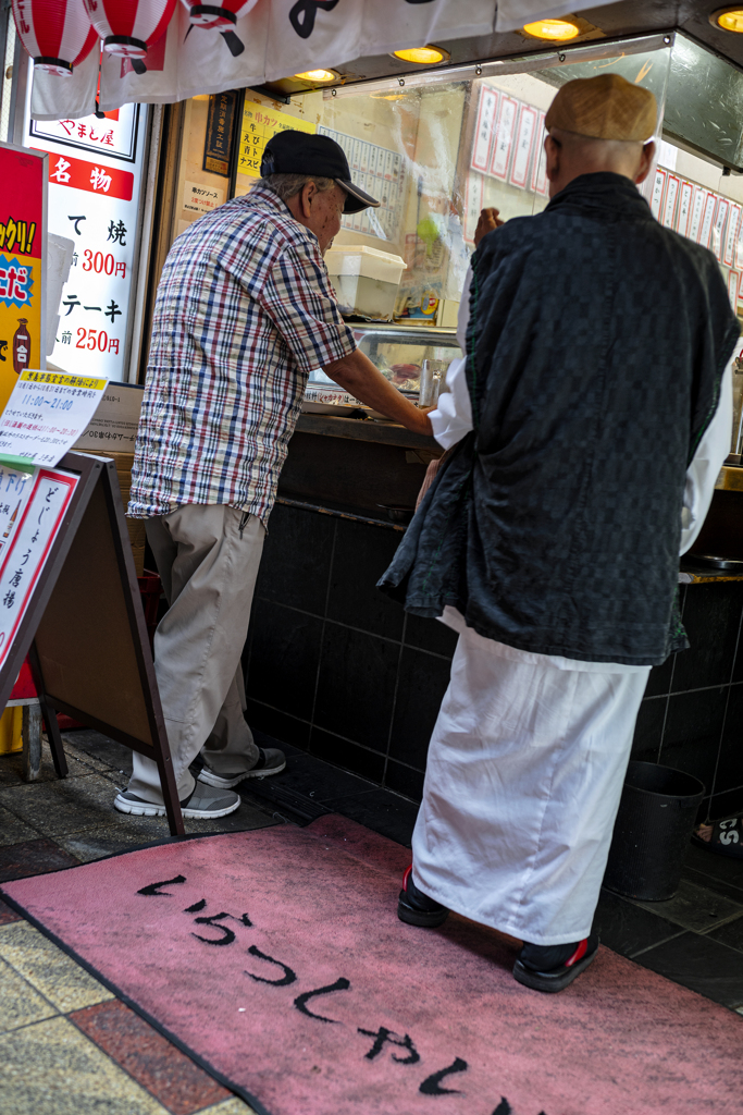 般若湯を嗜む僧侶