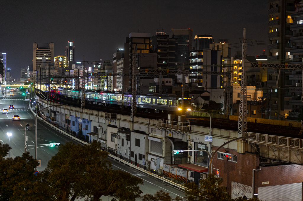 モトコーの上を走る列車