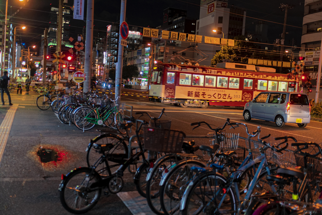管理された街の不気味さへのアイロニー