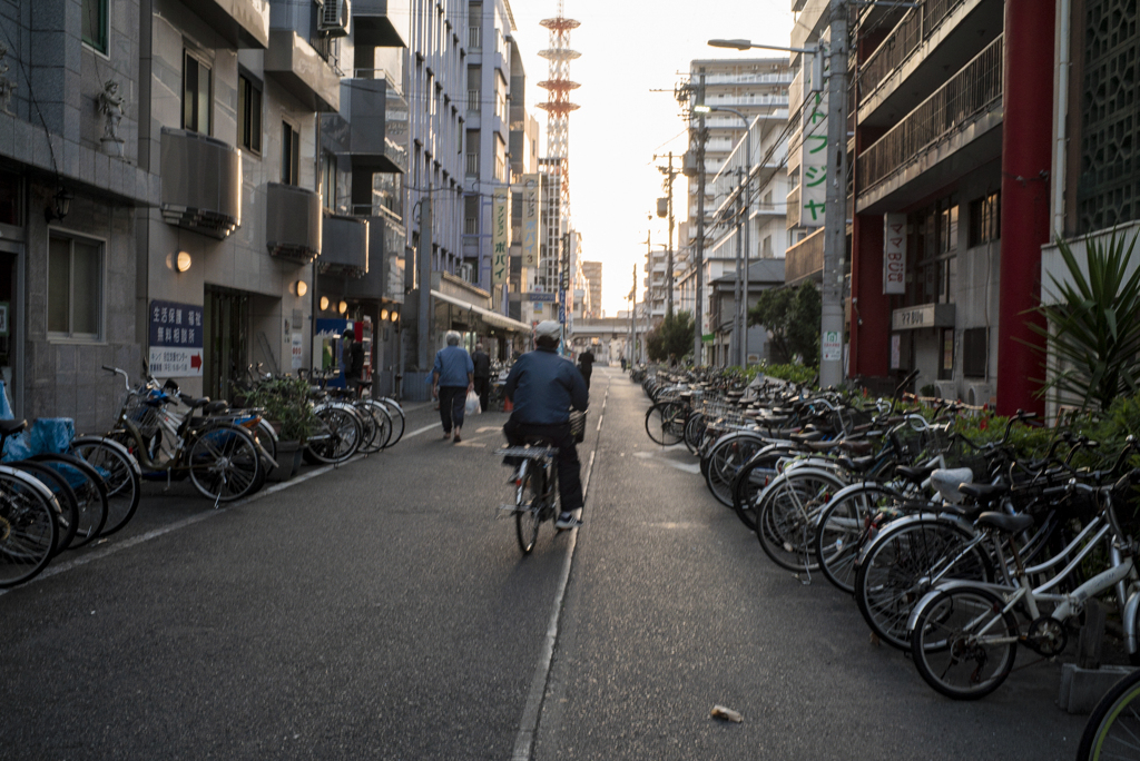 外出する人々