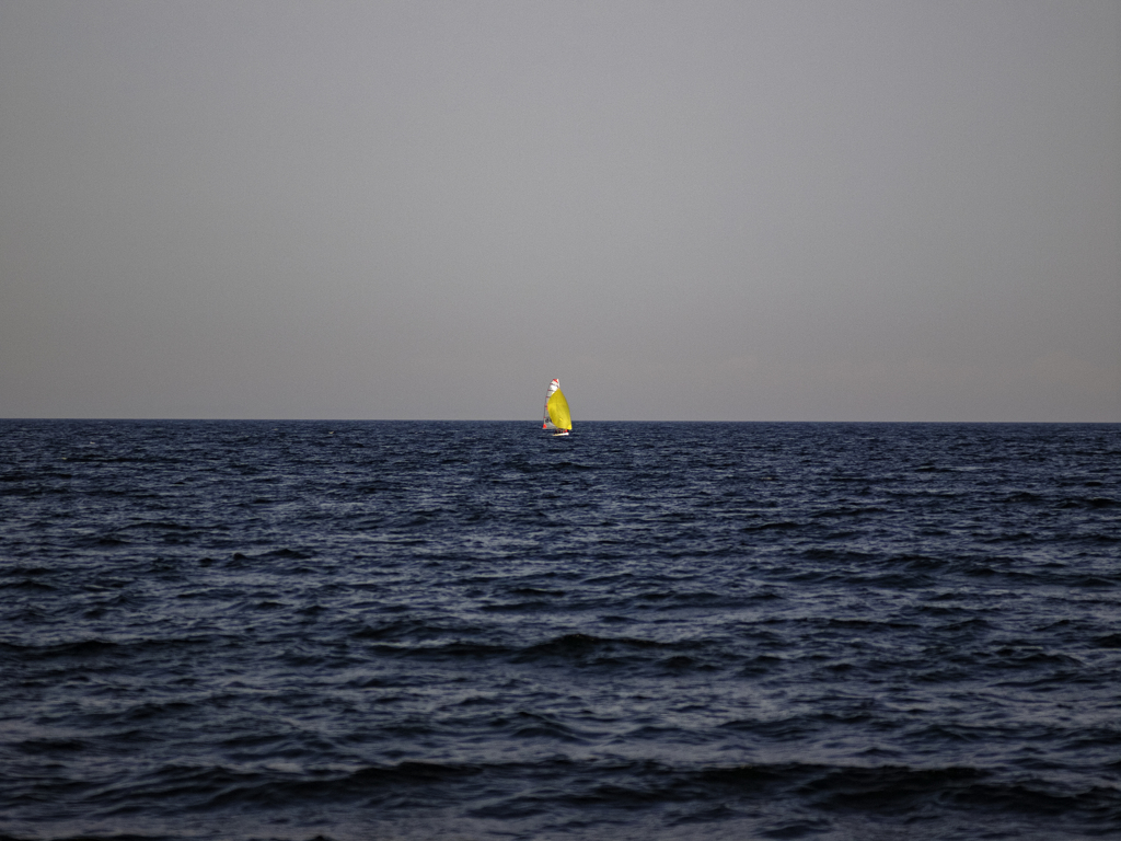 鉛色の海