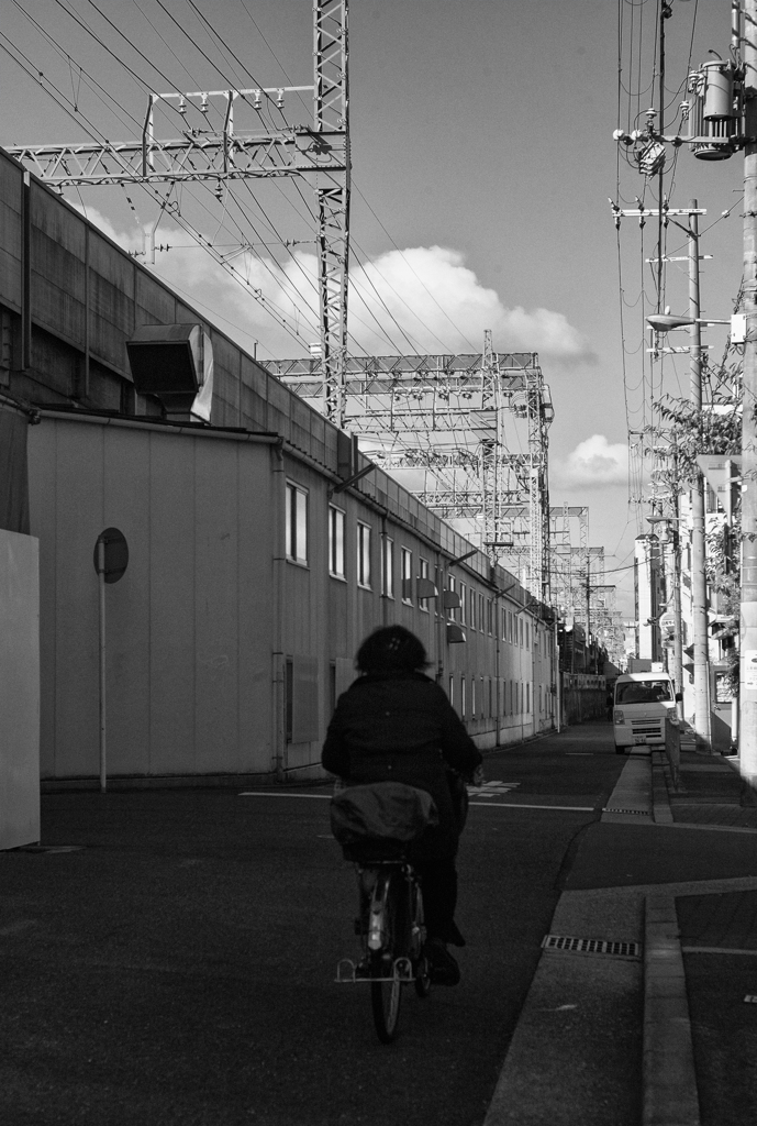 近鉄線沿いの側道