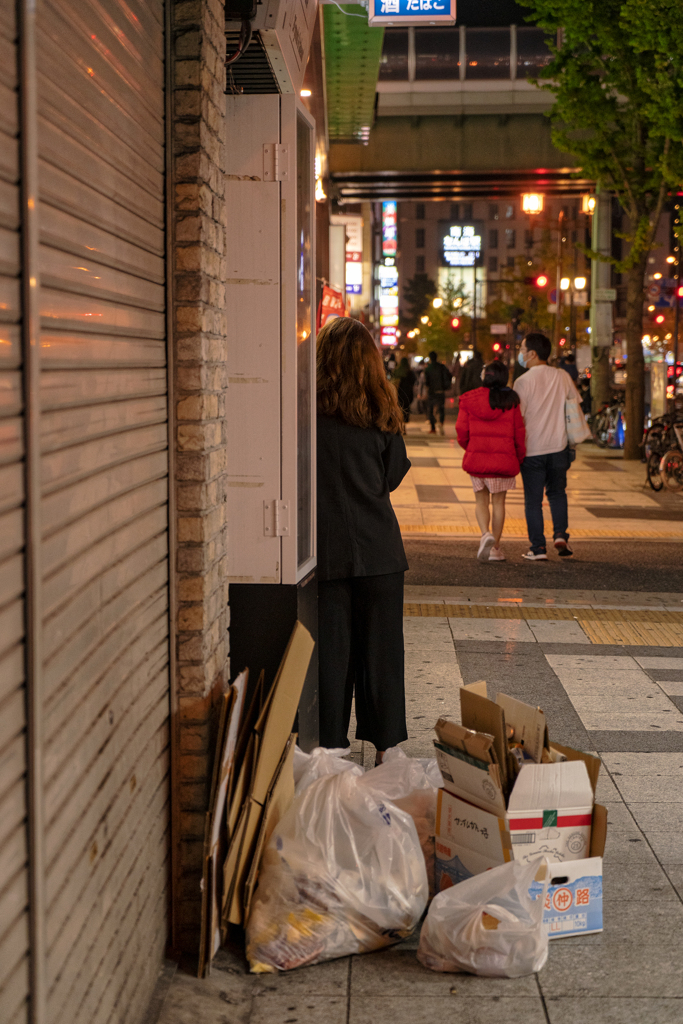 女性の後姿と中高年カメラ"小僧"
