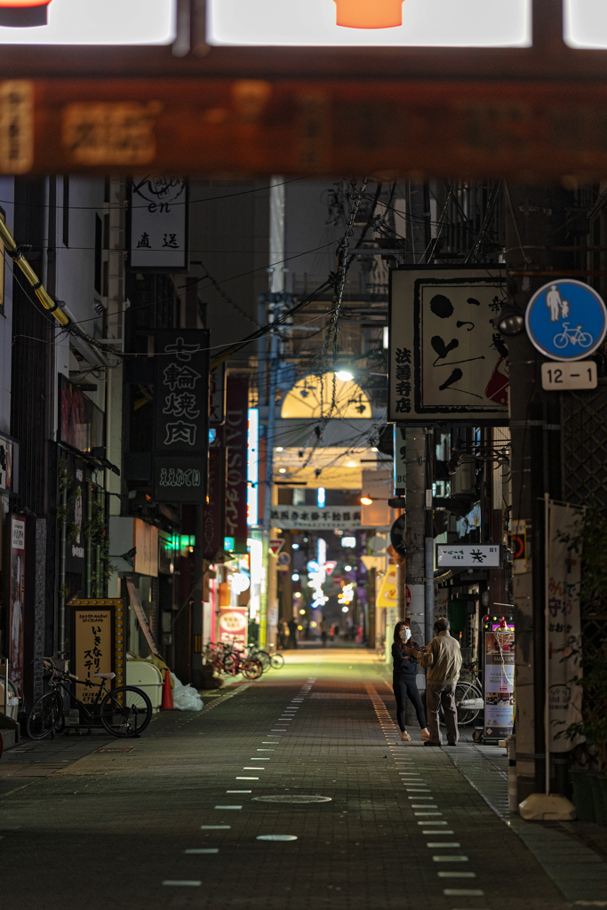 中年男女の語らい　法善寺