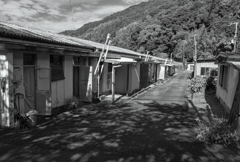 波板屋根の集合住宅