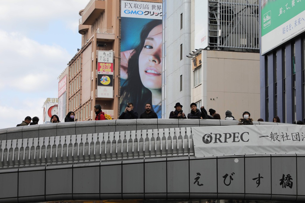 目が合う
