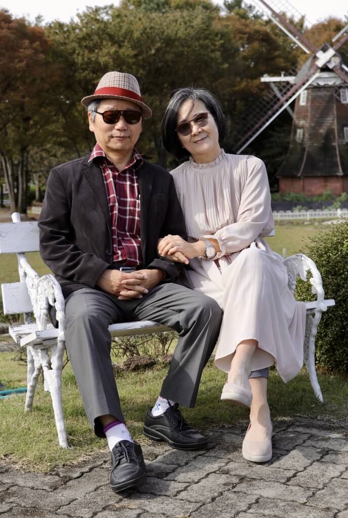 寄り添う夫婦