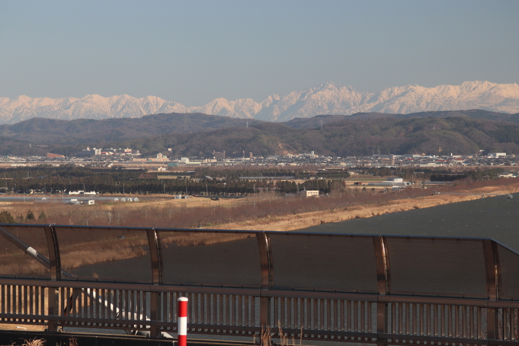 河北潟の上に見える立山連峰