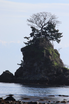 女岩