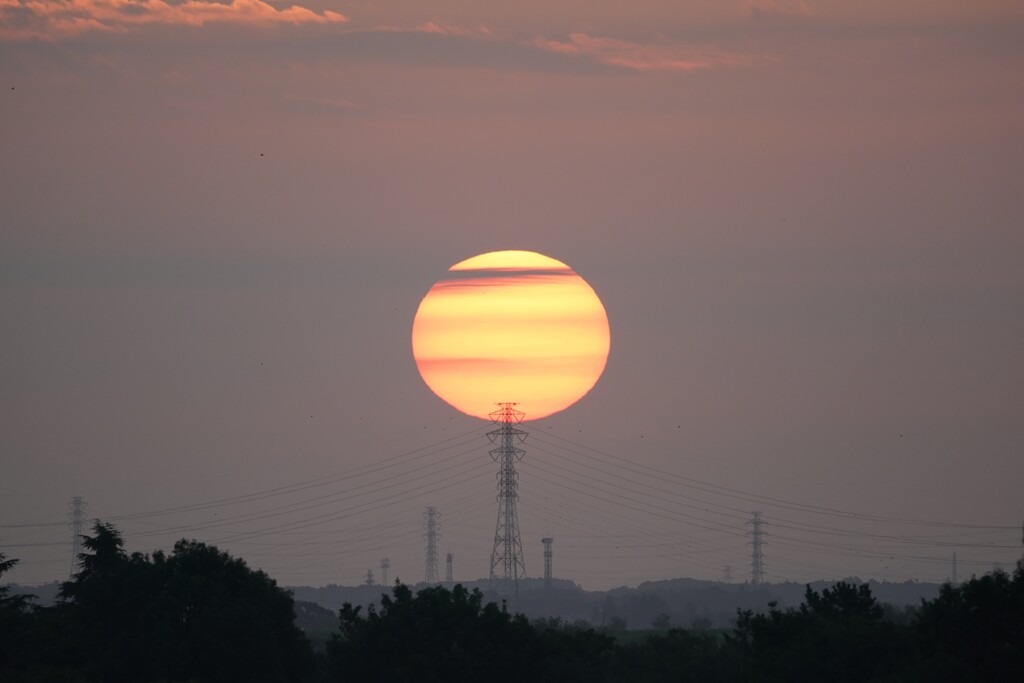 送電線に刺さっ太陽