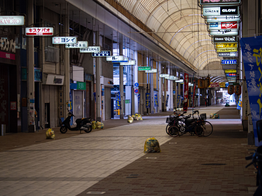 早朝の商店街