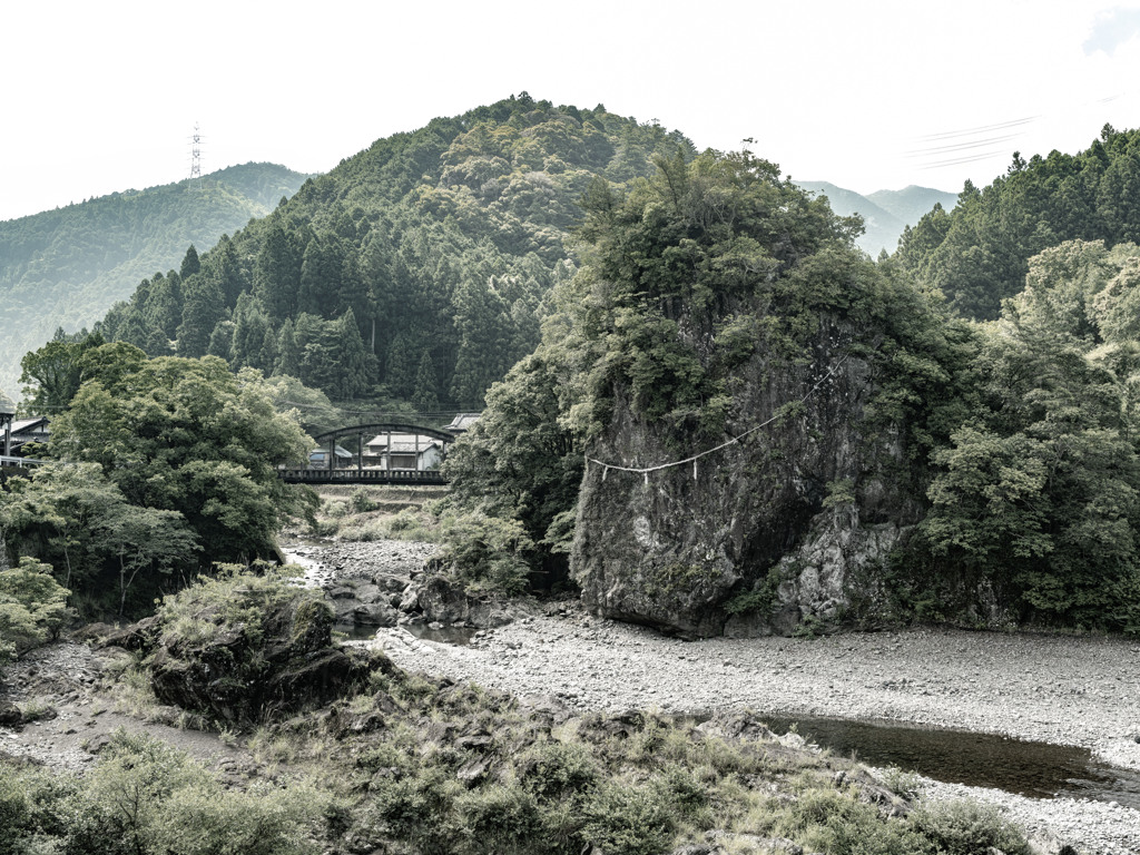 粟生の巌