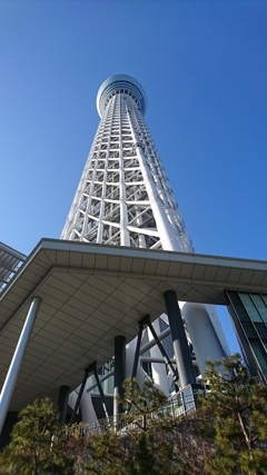 蒼天に建つ