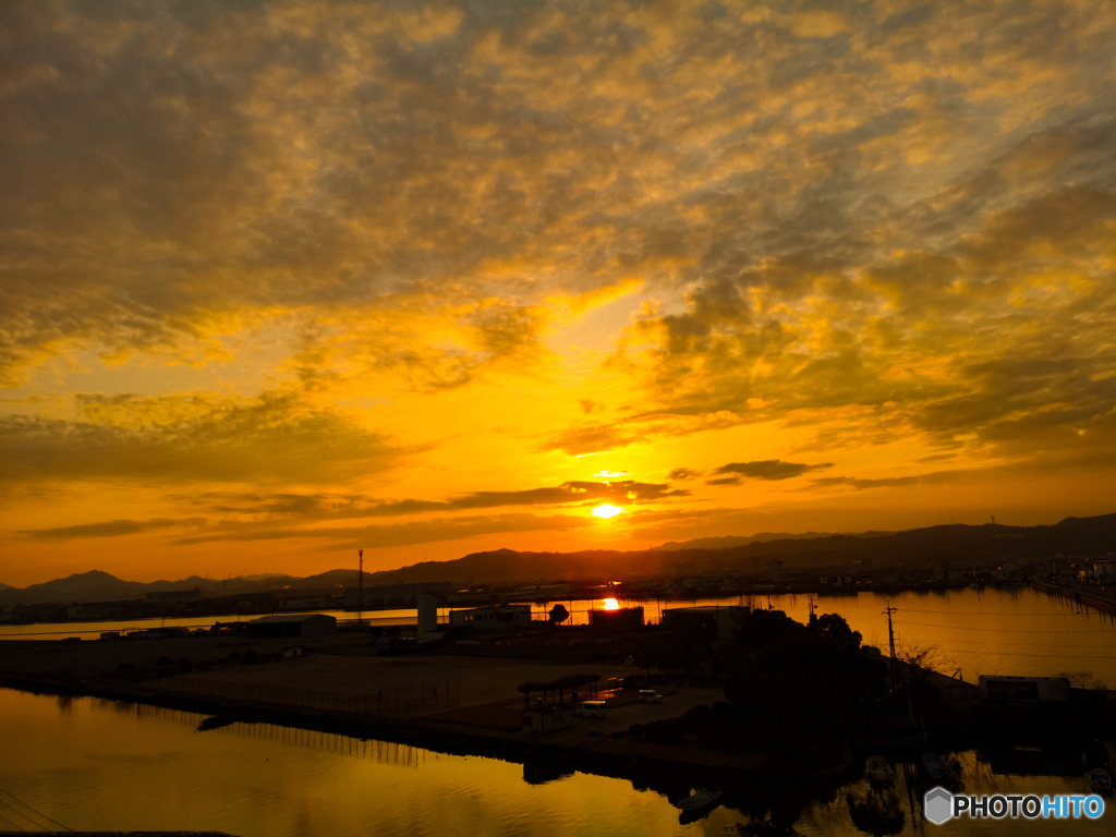 夕焼けと海辺の町工場