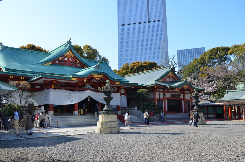 神社とでっかいビル