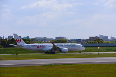 赤色マークのエアバス A350（JA01XJ）来阪②