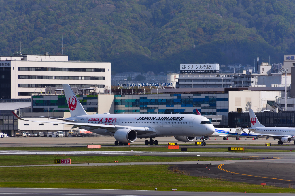 赤色マークのエアバス A350（JA01XJ）来阪