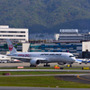 赤色マークのエアバス A350（JA01XJ）来阪