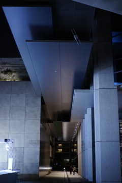 クリムゾンタワー前