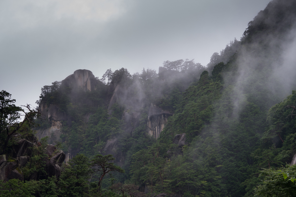 雨の覚円峰