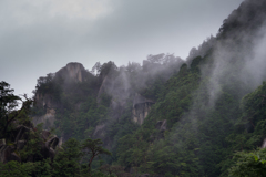 雨の覚円峰