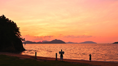 夕日に向かってお祈り