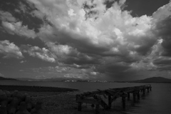 朽ちた桟橋に　暴れる雲