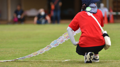 幼稚園運動会　フィニッシュテープを持つ先生　