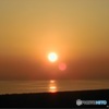 太陽の丸い形がそのまま海に反射している風景