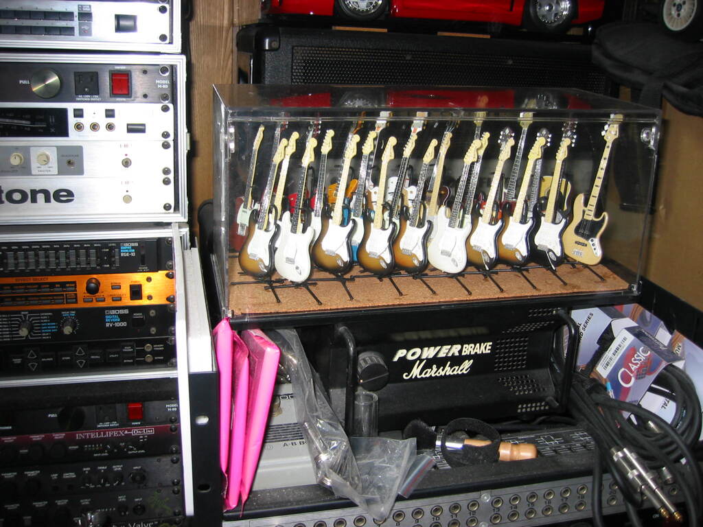 ミニチュアのギター（食玩）