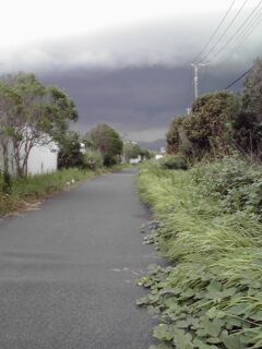 サイクリングロードにて遭遇した不気味な雲