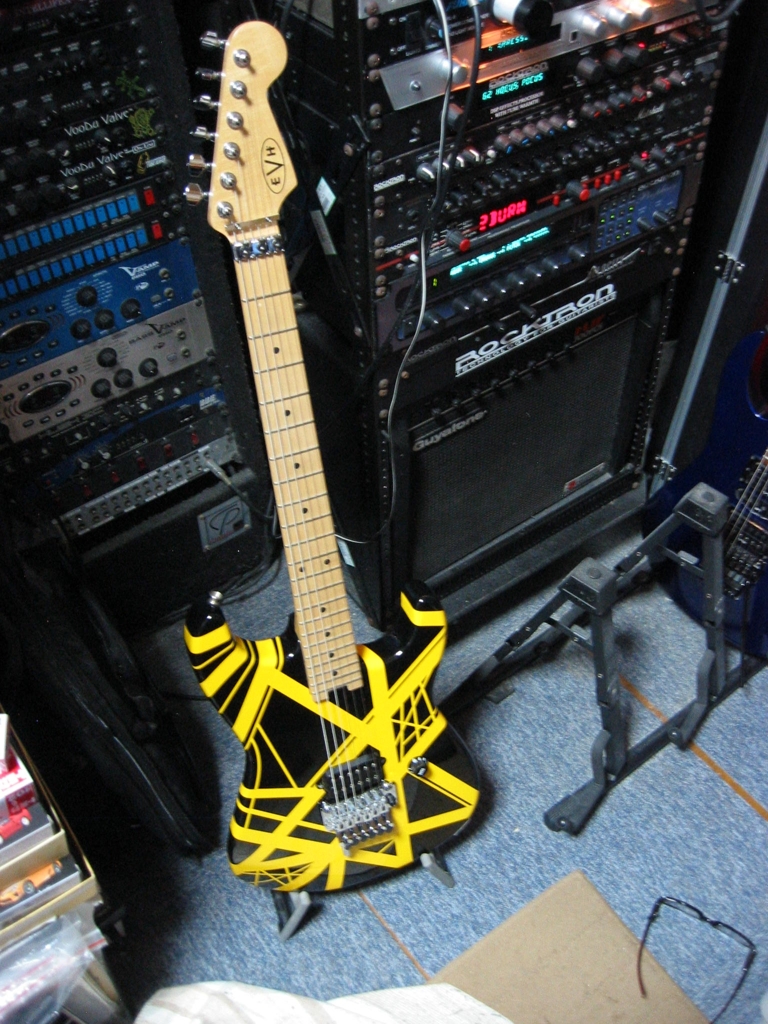 EVHブランドのイエロ＆ブラック