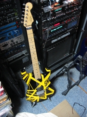 EVHブランドのイエロ&ブラック