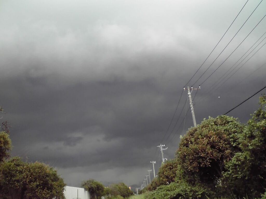 サイクリングロードにて遭遇した不気味な雲