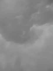 空を見上げたら不気味な雲