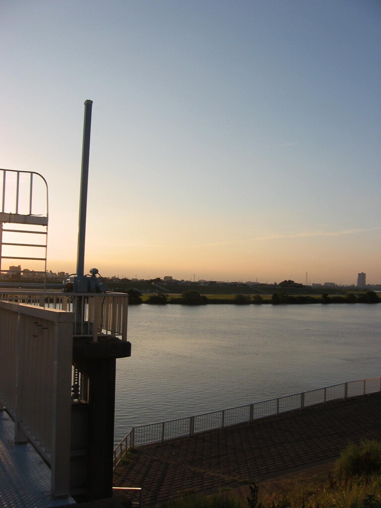 市川市の江戸川の土手から松戸へサイクリング中の撮影