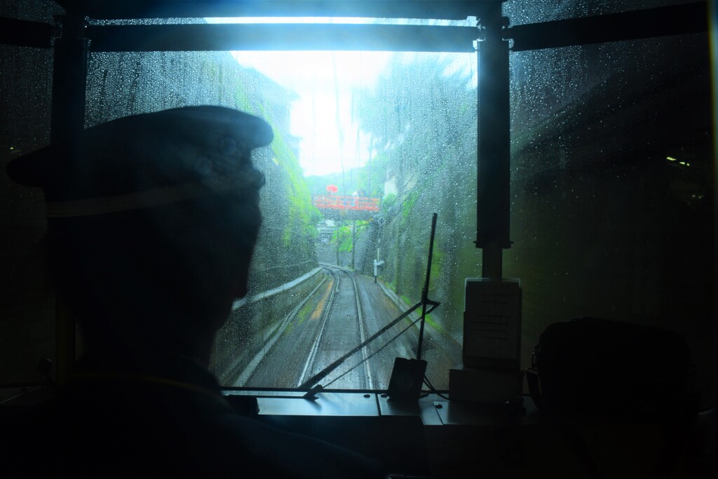 トンネルの先には