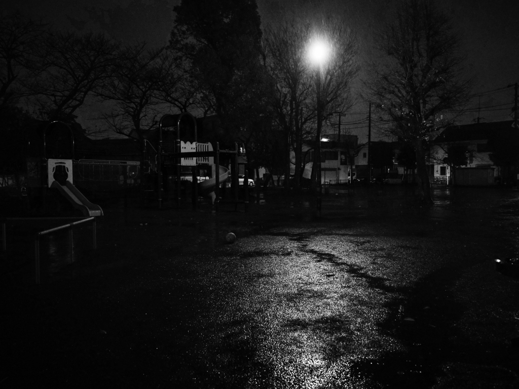 夜 雨 公園 サッカーボール