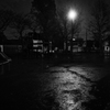 夜 雨 公園 サッカーボール